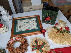 lot 136 image: Christmas Decor - Wall Hangings, Wreathes, Tree Skirt & More