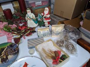 lot 137 image: Christmas Decor - (4) Collector Plates, Mugs & Tabletop Decor