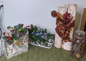lot 198 image: Lot of ChristmasWinter Decor