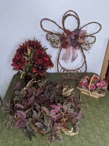 lot 204 image: Lot of Floral Decor