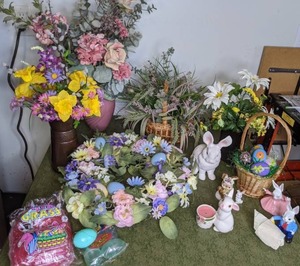 lot 207 image: Easter and Faux Floral Decor