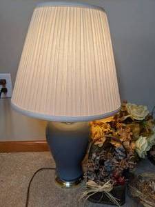 lot 115 image: Lot of Bathroom Decor and Table Lamp
