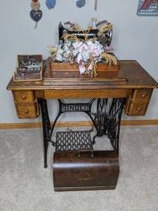 lot 9 image: Beautiful Authentic Vintage Singer Sewing Machine with Table and Accessories