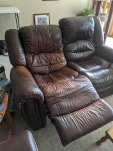 lot 7 image: Elegant Double Reclining Brown Leather Loveseat (lot 23)