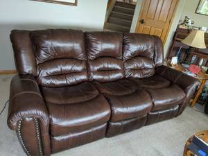 lot 6 image: Elegantly Beautiful Full Size Brown Leather Couch with 2 Reclining Seats (lot 13)