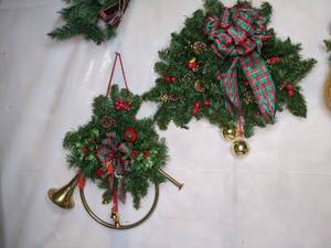 lot 128 image: Lot of (9) Christmas Wreathes & Other Hanging Decor