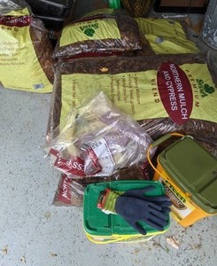lot 312 image: Gardeners Lot - Weed, Feed and Mulch