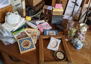 lot 322 image: Inspirational Bric-a-Brac - Antique Stover Jr Cast Iron, Frames & Books