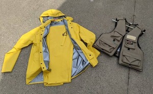 lot 328 image: Rain Suit & Fishing Vest (size medium)