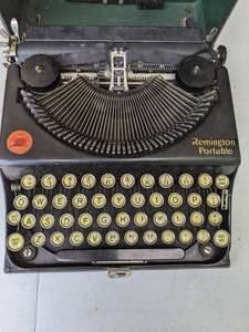 lot 76 image: Vintage Remington Typewriter, Portable in Case (1920s)