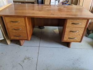 lot 64 image: Mid Mod Wood Desk w 5 Drawers