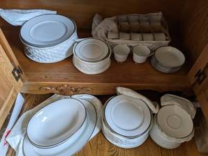 lot 37 image: Stunning Set of Dinnerware from H & Co. Heinrich SELB from Bavaria, Germany