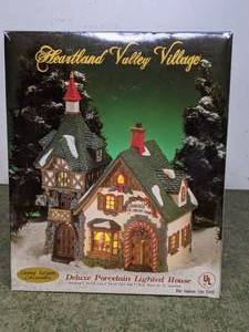 lot 171 image: Heartland Valley Village Santas Ice Cream Shop