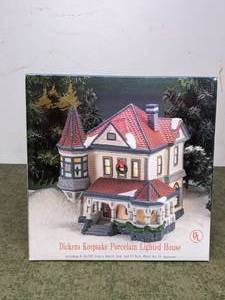 lot 177 image: Dickens Keepsake Porcelain Lighted House