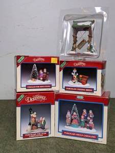 lot 191 image: Lot of Dickensvale Collectible Village Accessory Pieces