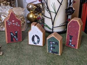 lot 141 image: Christmas Decor - Vases of Potpourri, Doorknob Trimmer, Tabletop Decor