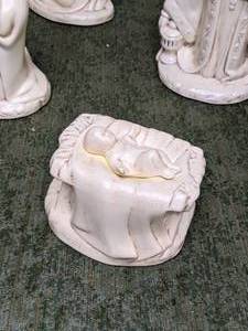 lot 144 image: Nativity Scene - 16 Pieces