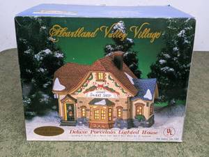 lot 156 image: Heartland Valley Village Santas Sweet Shop