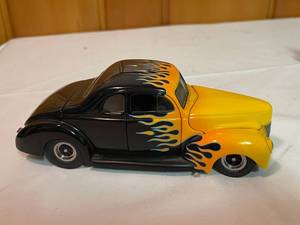 lot 39 image: 3 Die Cast Vintage Cars