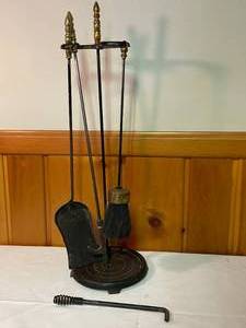 lot 41 image: Fireplace Utensil Set