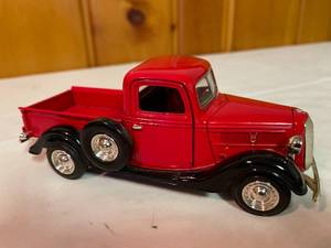 lot 42 image: Die Cast Vintage Car And Truck