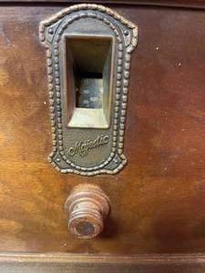 lot 60 image: Vintage Majestic Radio