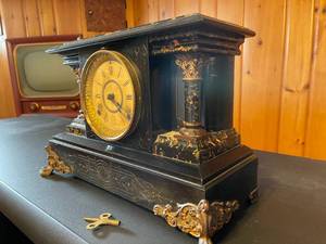 lot 110 image: Seth Thomas Clock Company Mantle Clock