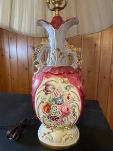 lot 112 image: Vintage Floral Lamp
