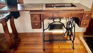lot 127 image: Vintage Sewing Machine Table with Sewing Machine