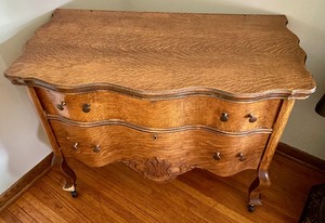 lot 128 image: Vintage Dresser