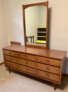 lot 140 image: Vintage Bassett Dresser with  Mirror