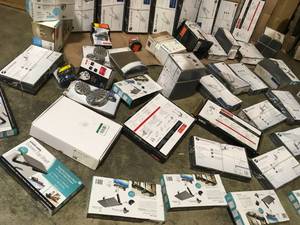 lot 17 image: Assorted Pallet of Kitchen & Bathroom Faucets (review all pictures)