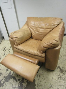 lot 602 image: LEATHER RECLINER