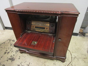 lot 603 image: VINTAGE RCA VICTROLA RADIO-PHONOGRAPH CONSOLE. W 78 RECORDS