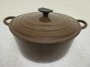 lot 621 image: LE CREUSET DUTCH OVEN