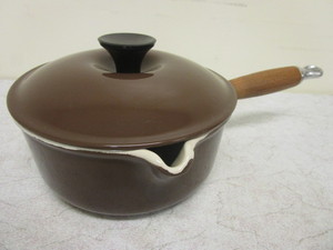 lot 622 image: LE CREUSET SAUCE PAN W POUR SPOUT, TEAK WOOD HANDLE