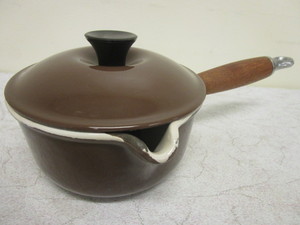 lot 623 image: LE CREUSET SAUCE PAN W POUR SPOUT, TEAK WOOD HANDLE