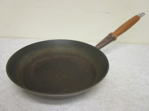 lot 624 image: LE CREUSET FRYING PAN