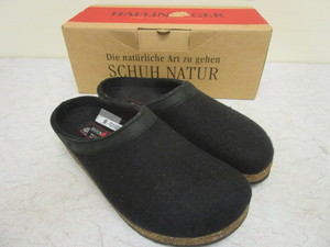 lot 627 image: HAFLINGER GRIZZLY TORBEN SHOECLOGS SIZE 39 (U.S. SIZE 8), 100% WOOL, MADE IN UKRAINE