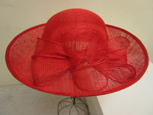 lot 629 image: DEBORAH FASHIONS RED DERBY HAT W HAT STAND, RED HATS AMORE BOX