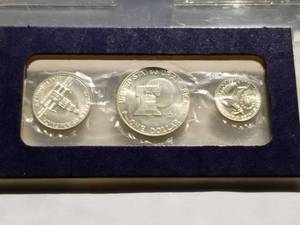 lot 03-A image: 1976 BICENTENNIAL US MINT SILVER COIN SET (3 COINS)
