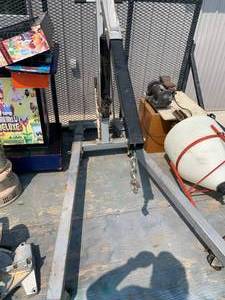 lot 4 image: Two Ton Engine Stand