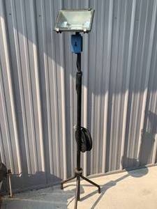 lot 11 image: 5 Tall Corded Halogen Work Light (Needs Bulb)