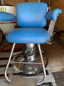lot 16 image: Raymond Industries Antique Barber Chair