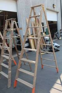 lot 14 image: Wood Step Ladder 8