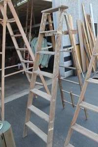 lot 15 image: Wood Step Ladder 7