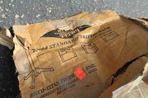 lot 68 image: Rieco-Titan Standard Tripod Jack (in original box)