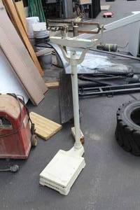 lot 79 image: Vintage Doctors Office Floor Scale