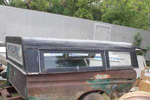 lot 4 image: Truck Bed Topper