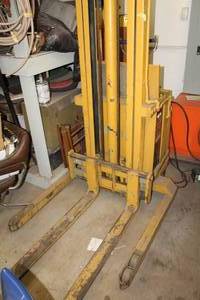 lot 8 image: Power Flow Electric Lift